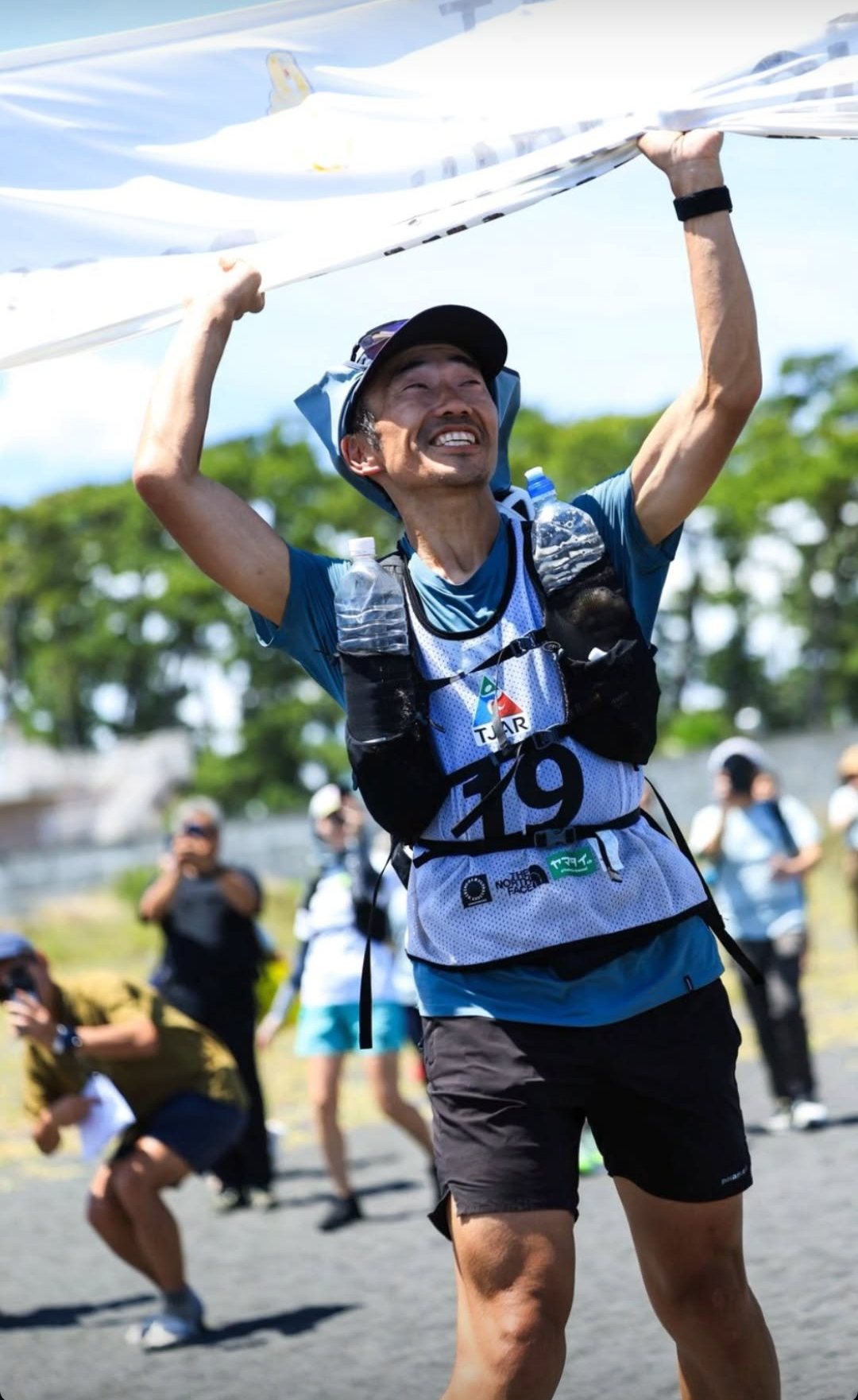 トレイルランニングのレースでフィニッシュする中野洋平