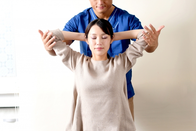 身体の評価を行う様子